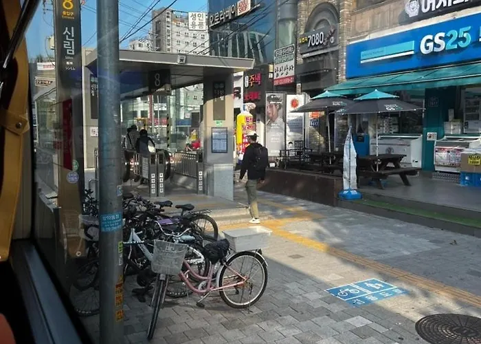 #hongdae 20min #gangnam 18min #sillim 3min #freeparking #airport Bus 5min ゲストハウス *